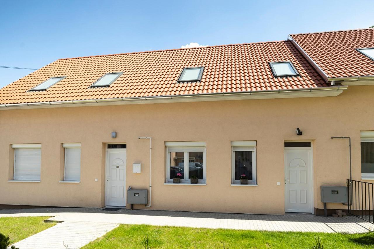 Zsendulo Apartman Apartment Eger Luaran gambar